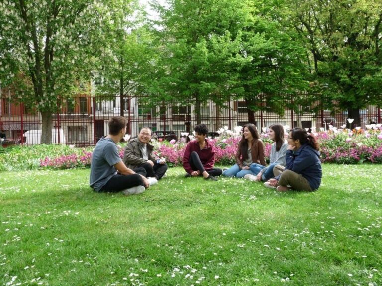 LiL'langues öğrencileri bahçede